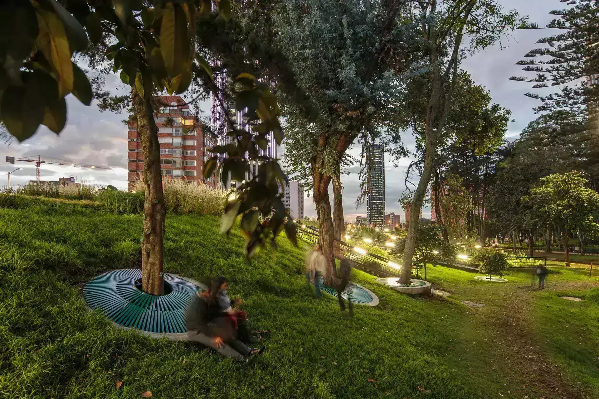 Detalle constructivo de los muros de contención y barandas de seguridad en el parque.